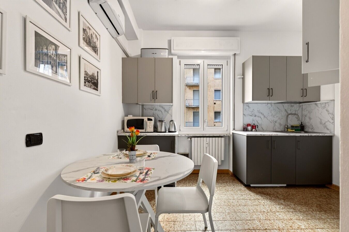 Kühlschrank, Mikrowelle, Hochstuhl, Kochgeschirr/Geschirr/Besteck