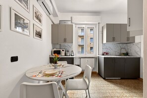 Kühlschrank, Mikrowelle, Hochstuhl, Kochgeschirr/Geschirr/Besteck