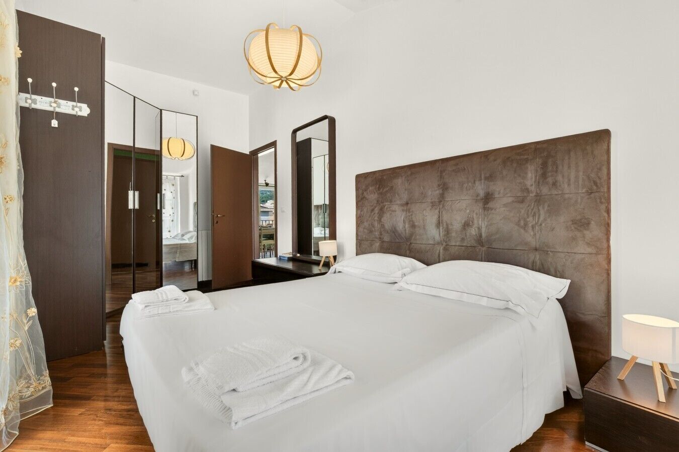 Desk, iron/ironing board, WiFi, bed sheets