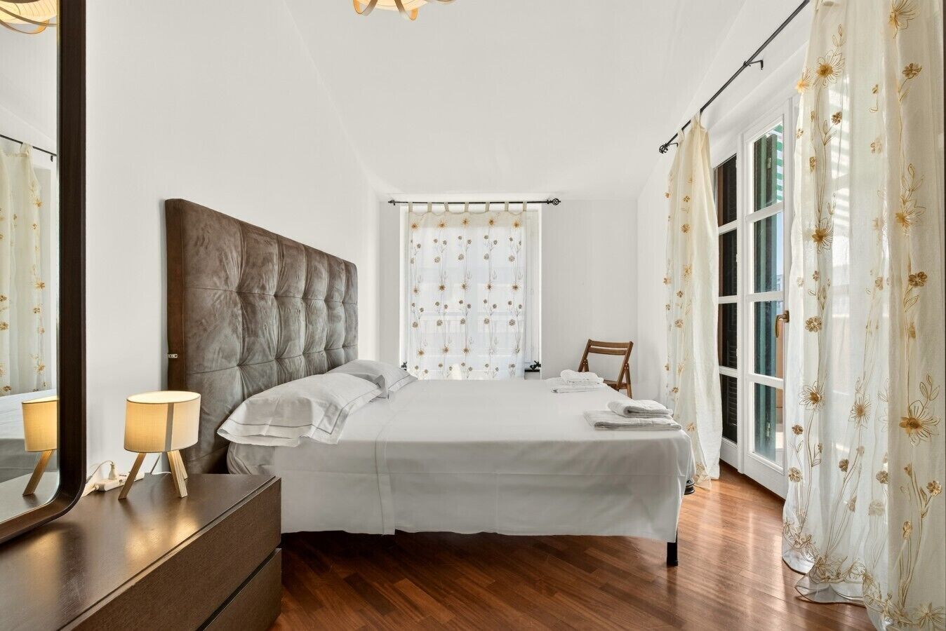 Desk, iron/ironing board, WiFi, bed sheets
