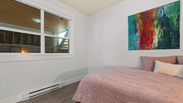 1 bedroom, desk, travel crib, WiFi (free)