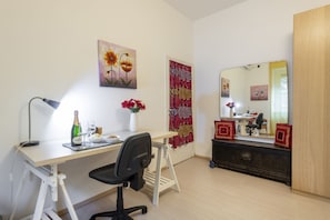 A room with a desk, chair, mirror, and a dresser. - STRAMBIO, 8 – Smart Stay in Milan (Milano)