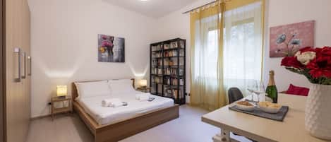 2 habitaciones y tabla de planchar con plancha