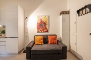 A modern living room with a sofa, a painting, and a cabinet. - STRAMBIO, 8 – Smart Stay in Milan (Milano)
