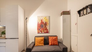 A modern living room with a sofa, a painting, and a cabinet. - STRAMBIO, 8 – Smart Stay in Milan (Milano)