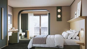 Habitación de hotel con cama, mesita de noche, lámpara y vista a un balcón con barandilla.