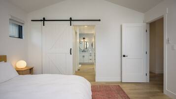4 bedrooms, iron/ironing board, travel crib, WiFi (free)
