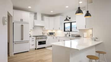 Coffee/tea maker, fridge, microwave, oven