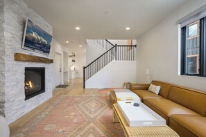 TV, fireplace - 1000 Lupine Lane Private home, 4 bedrooms, 2 living areas and VIEWS (Tabernash)