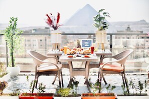 Deluxe Double or Twin Room, Mountain View | Outdoor dining - Legend Pyramids Inn (Giza)