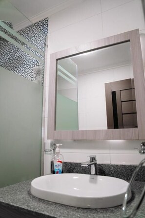 Deluxe Double or Twin Room, City View | Bathroom | Bathtub, free toiletries, hair dryer, towels - Legend Pyramids Inn (Giza)