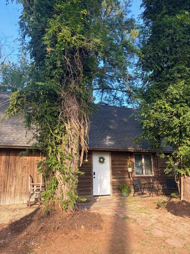 Pet-Friendly Pond Cottage • Nature Escape Near Beaches