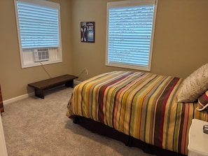 6 bedrooms, bed sheets - Spacious 6-bedroom cottage, 15 ft from lake and 200 yds from Douglas Lake Bar (Pellston)