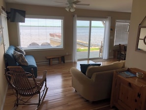 Smart TV, ping pong - Spacious 6-bedroom cottage, 15 ft from lake and 200 yds from Douglas Lake Bar (Pellston)