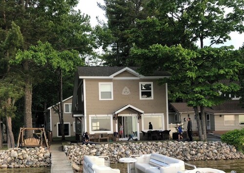Spacious 6-bedroom cottage, 15 ft from lake and 200 yds from Douglas Lake Bar