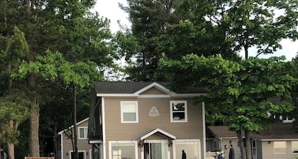 Spacious 6-bedroom cottage, 15 ft from lake and 200 yds from Douglas Lake Bar