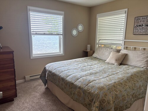 Spacious 6-bedroom cottage, 15 ft from lake and 200 yds from Douglas Lake Bar