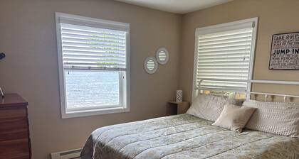 Spacious 6-bedroom cottage, 15 ft from lake and 200 yds from Douglas Lake Bar