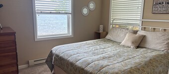 Spacious 6-bedroom cottage, 15 ft from lake and 200 yds from Douglas Lake Bar