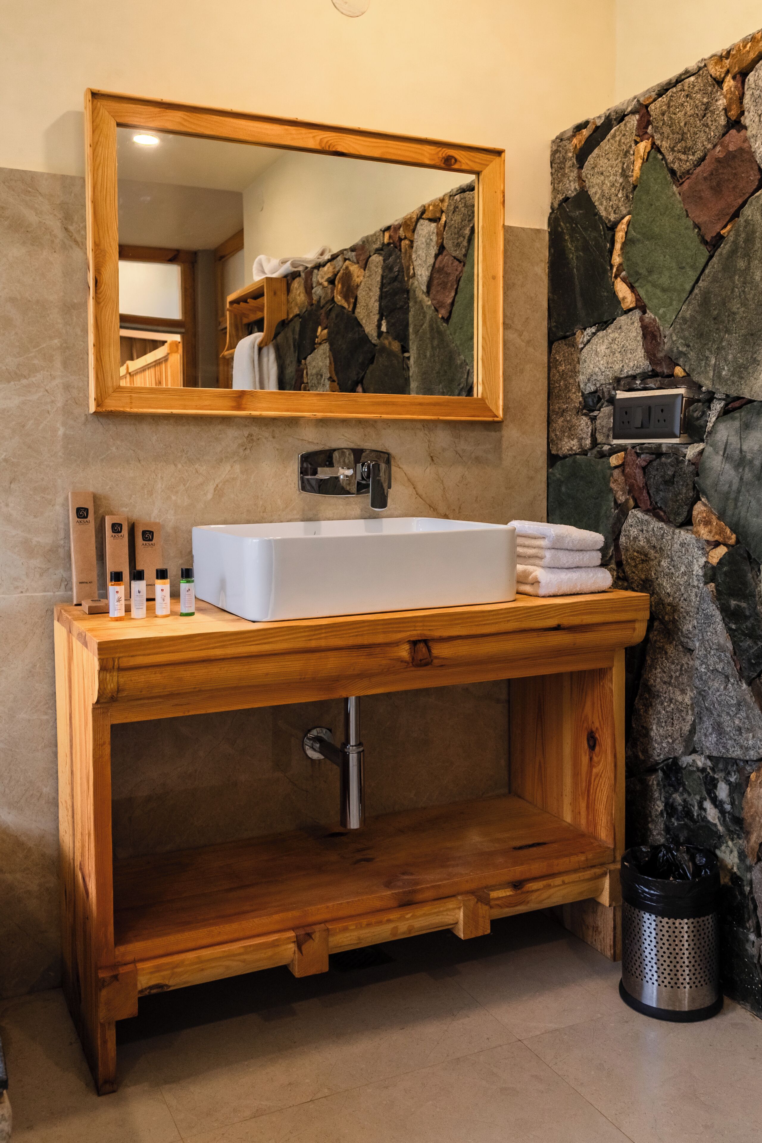 Family Suite | Bathroom | Towels, soap, shampoo, toilet paper