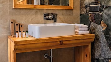 Family Suite | Bathroom | Towels, soap, shampoo, toilet paper