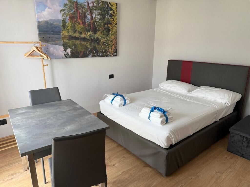 Una habitación de hotel con una cama, una mesa y una silla.