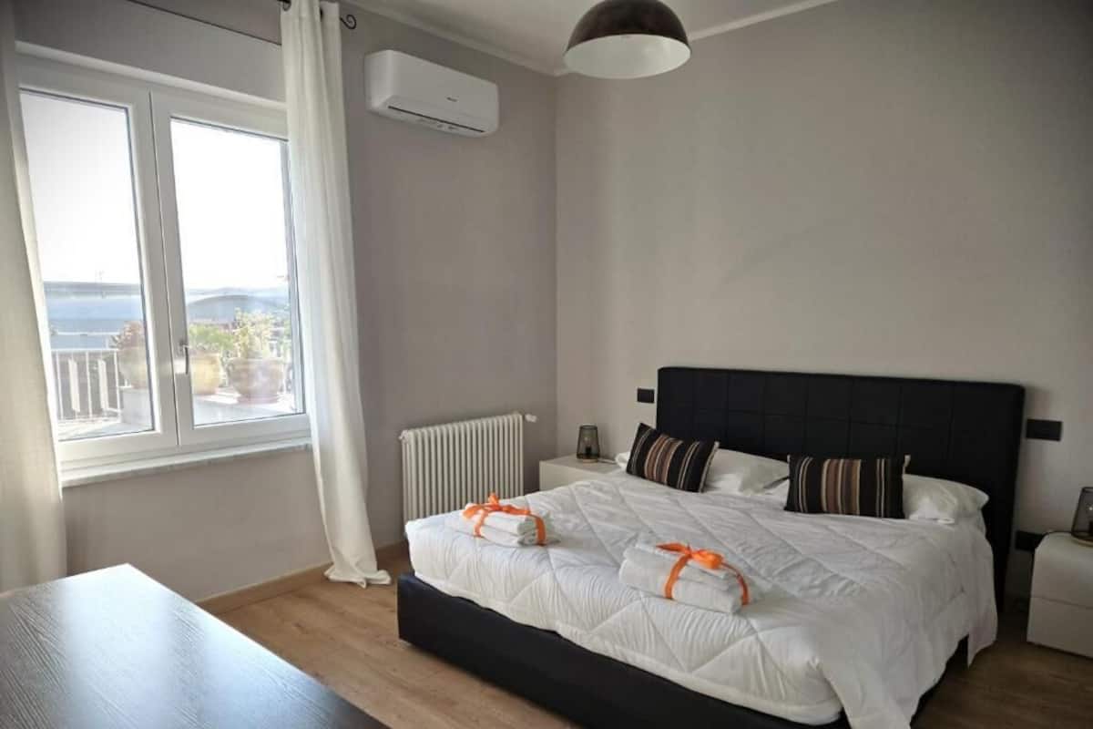 Comfort appartement | Luxe beddengoed, donsdekens, bedden met traagschuimmatrassen
