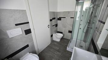Departamento Confort, vista a la montaña | Baño | Amenidades de baño ecológicas, secadora de cabello, pantuflas, bidet