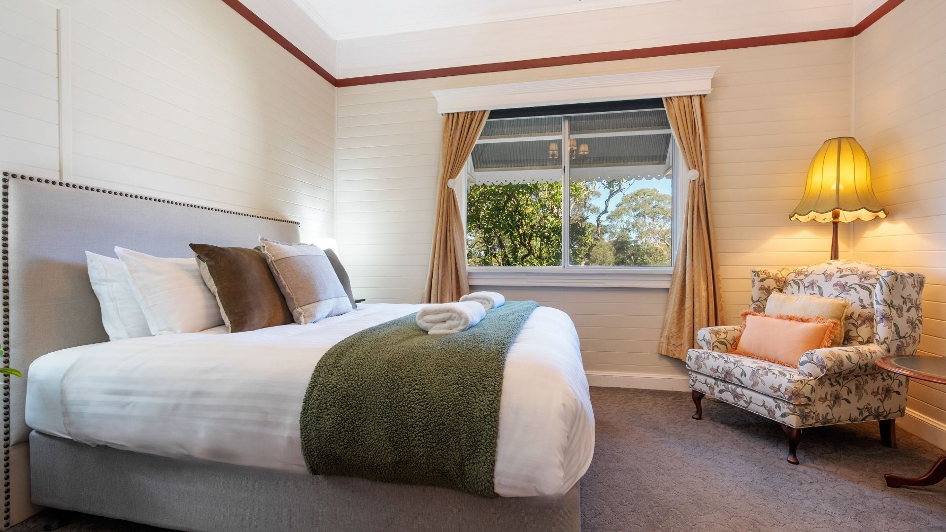 4 soverom, skrivebord, strykejern/-brett og reiseseng for barn