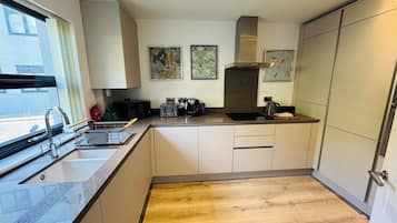 Coffee/tea maker, fridge, microwave, oven