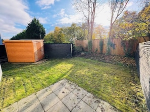A backyard with a wooden shed, a fenced area, and a lawn. - #13 Elegant Solihull Townhouse Sleeps 10 NEC/BHX (Solihull)