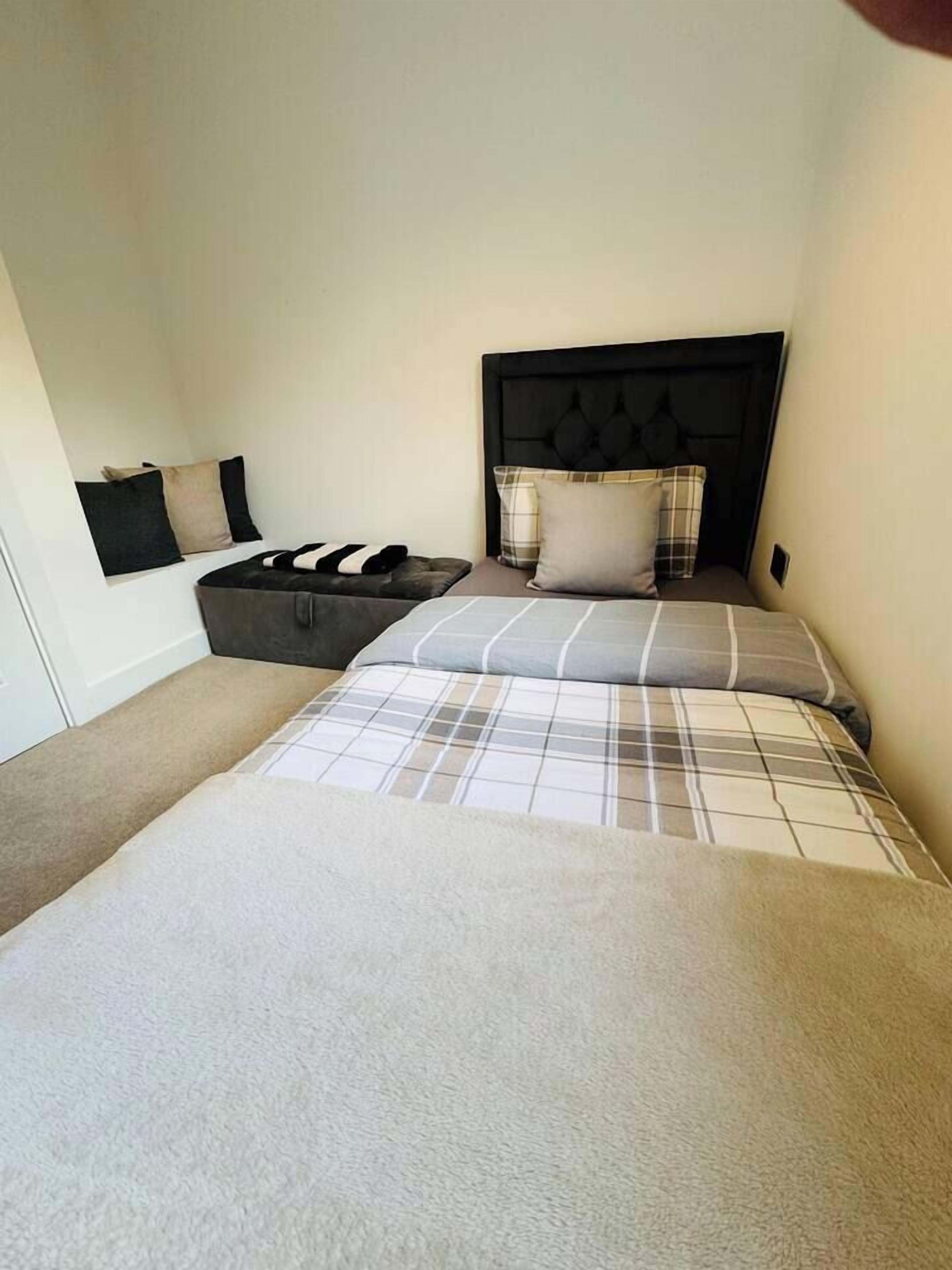 4 bedrooms, desk, iron/ironing board, travel cot