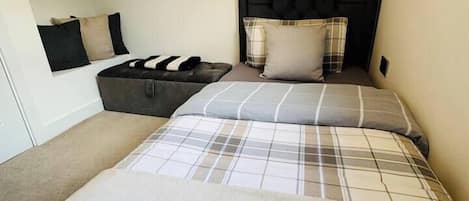 4 bedrooms, desk, iron/ironing board, travel crib