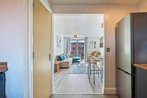 A modern apartment with a kitchen, dining area, and living room. - #130 Free Parking Stylish Apt City Centre|sleeps 6 (West Midlands)