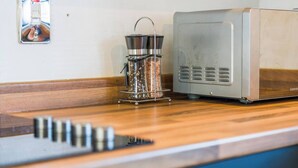 Keittiön työtaso, jossa on kahvinkeitin ja mikroaaltouuni.