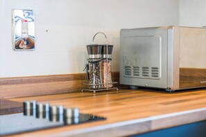 Eine Küchenarbeitsplatte mit Kaffeemaschine und Mikrowelle.