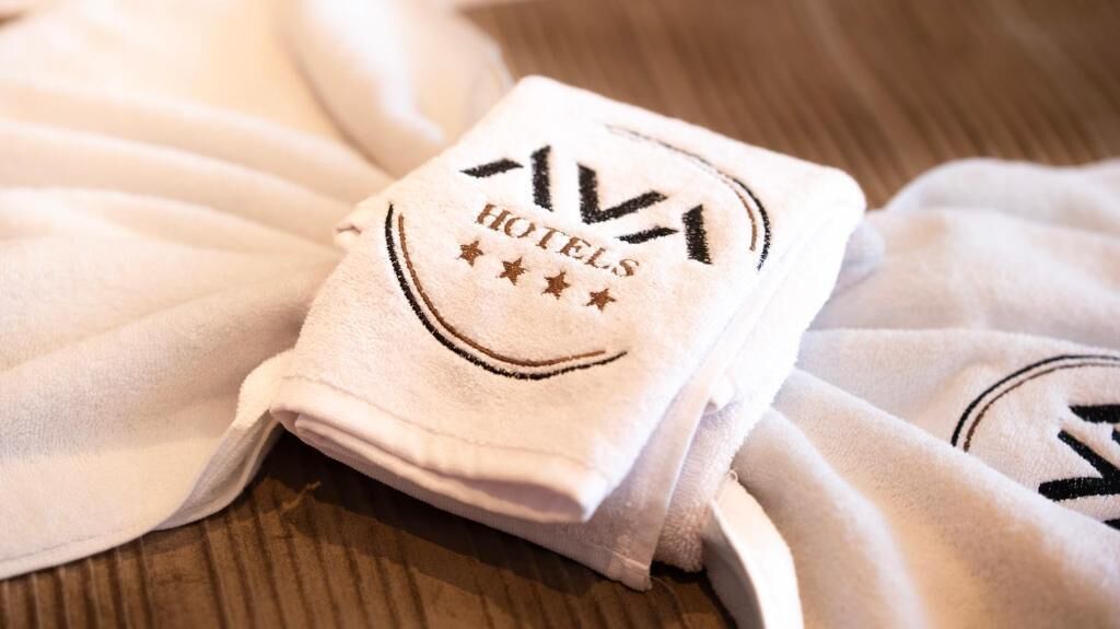 Bañera y ducha independientes y artículos de higiene personal gratuitos