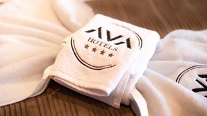Tina y regadera independientes y amenidades de baño gratuitas