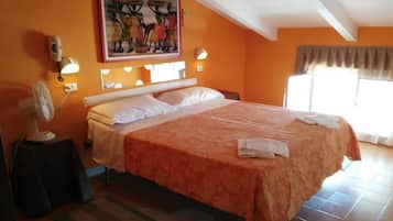 Habitación económica con 1 cama doble o 2 individuales, balcón, vistas a la ciudad | Wifi gratis