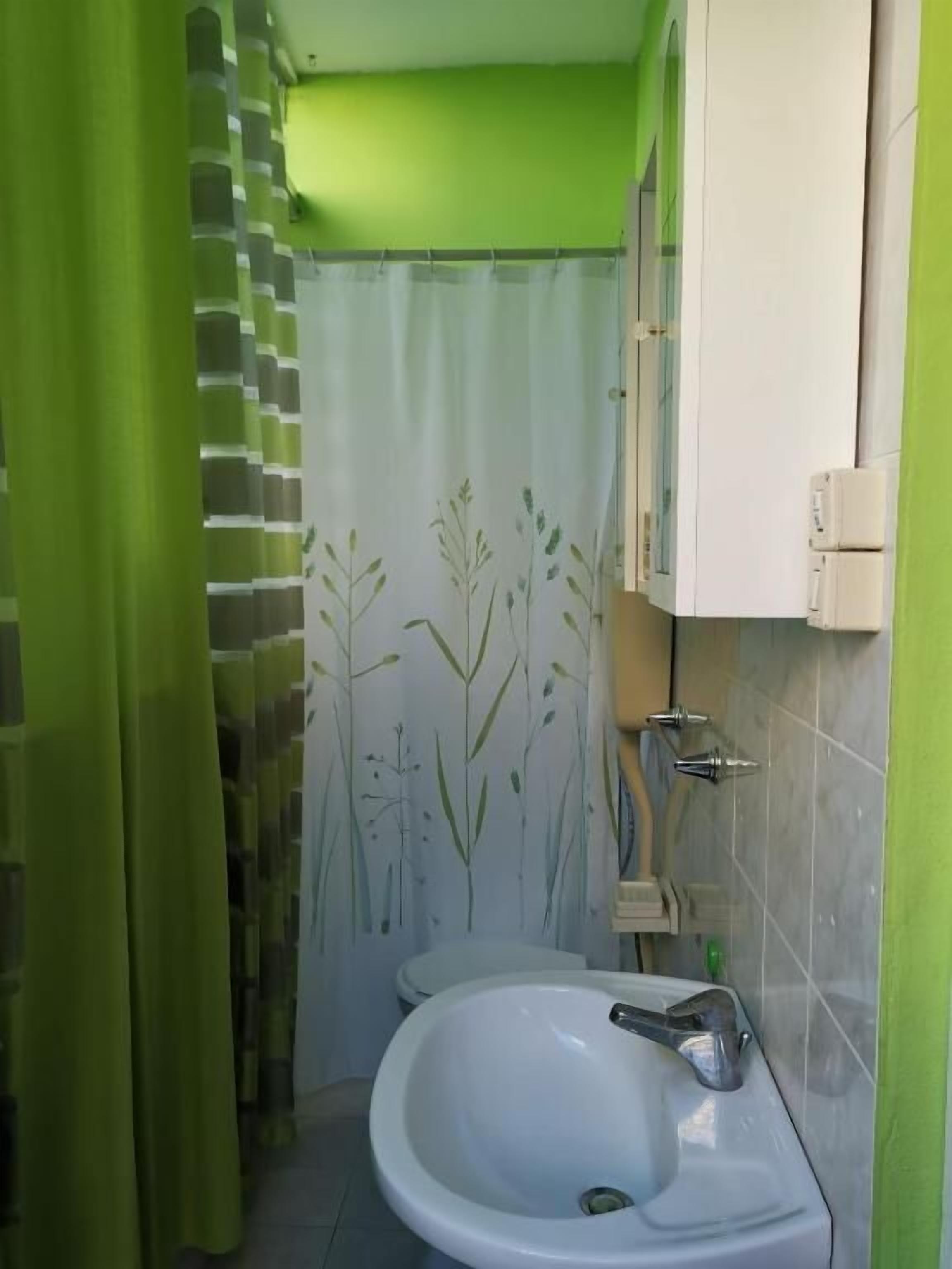Douche, articles de toilette gratuits, sèche-cheveux