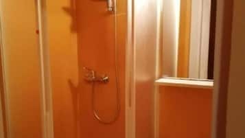 Habitación con 1 cama doble o 2 individuales, balcón, vistas al mar | Baño | Ducha, artículos de higiene personal gratuitos y secador de pelo