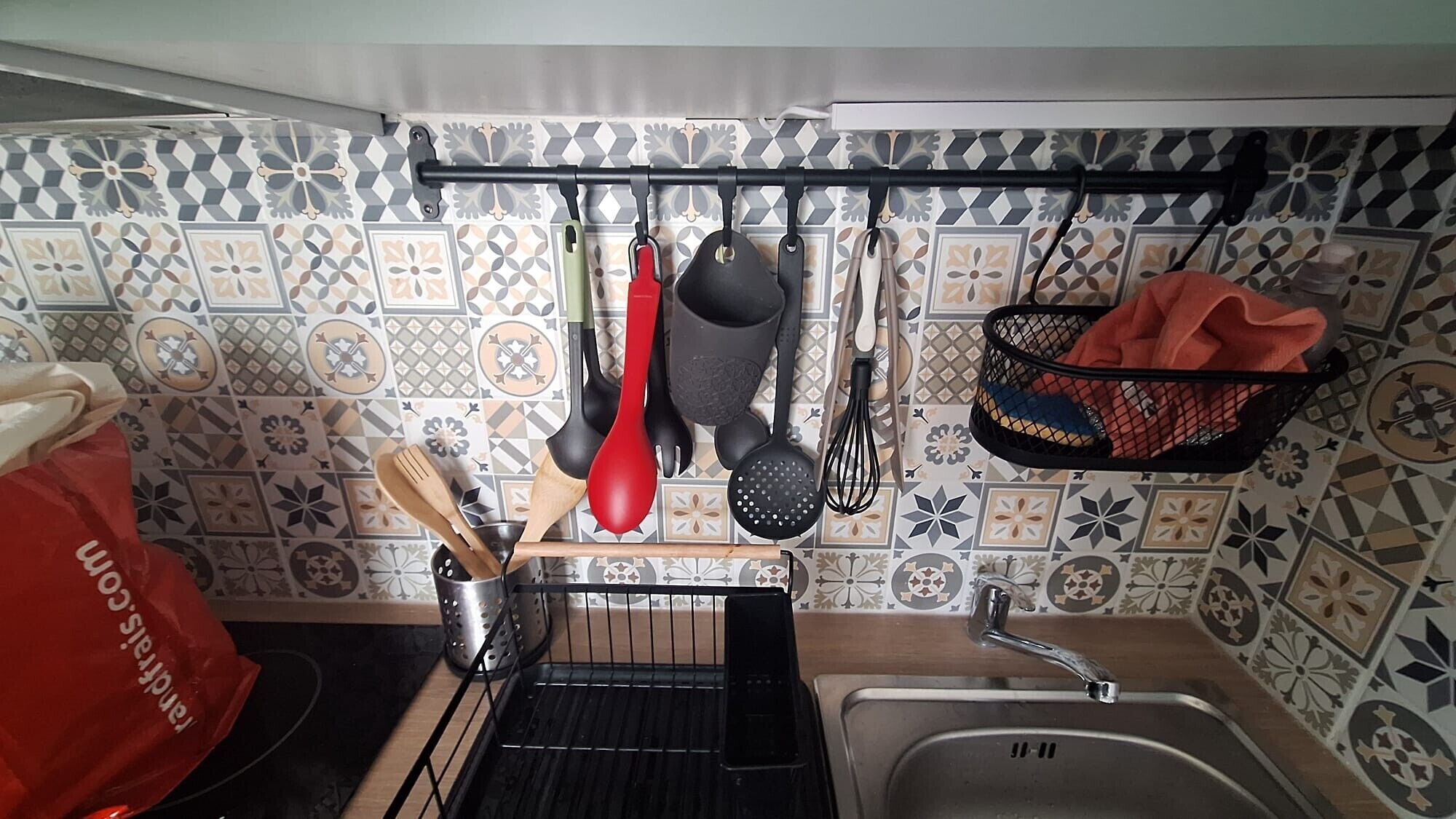 Cafetière/bouilloire, réfrigérateur, micro-ondes, plaque de cuisson