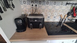 Een koffiezetapparaat/waterkoker, een koelkast, een microgolfoven