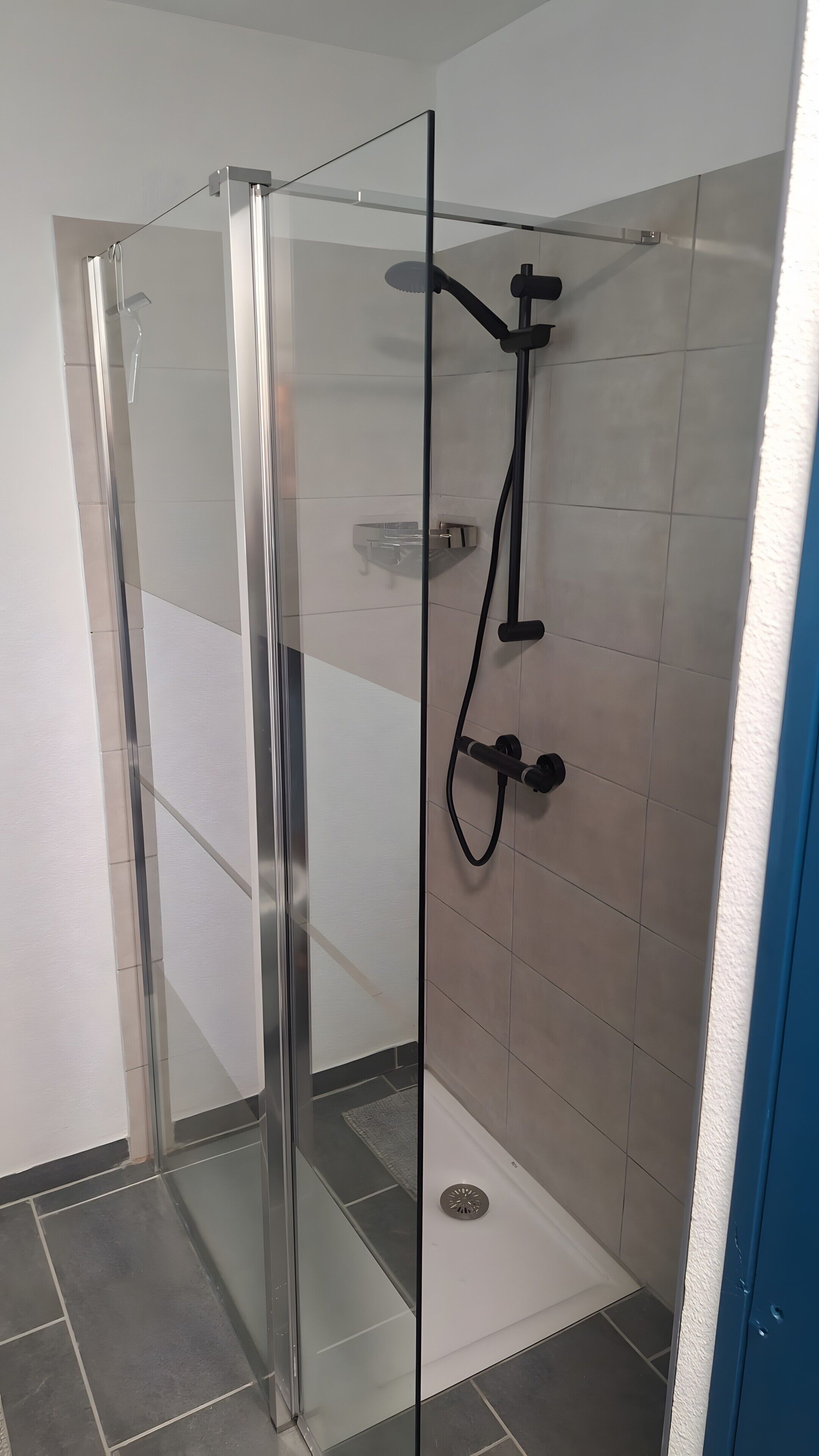 Een douche, een haardroger, handdoeken