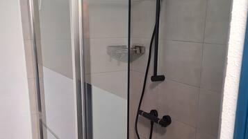 Een douche, een haardroger, handdoeken