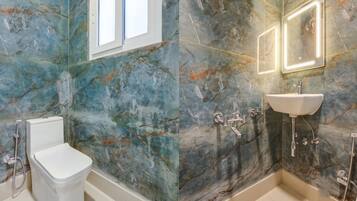Superior Double Room | Bathroom | Shower, slippers, towels, soap