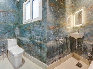Doppia Superior | Bagno | Doccia, pantofole, asciugamani, sapone