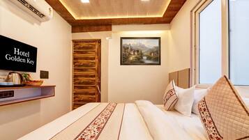 Superior Double Room | Desk, laptop workspace, blackout drapes, soundproofing