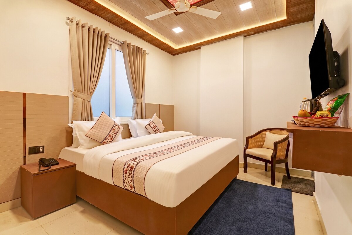 Superior Double Room | Hypo-allergenic bedding available, desk, laptop workspace
