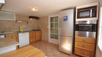 Coffee/tea maker, fridge, microwave, oven